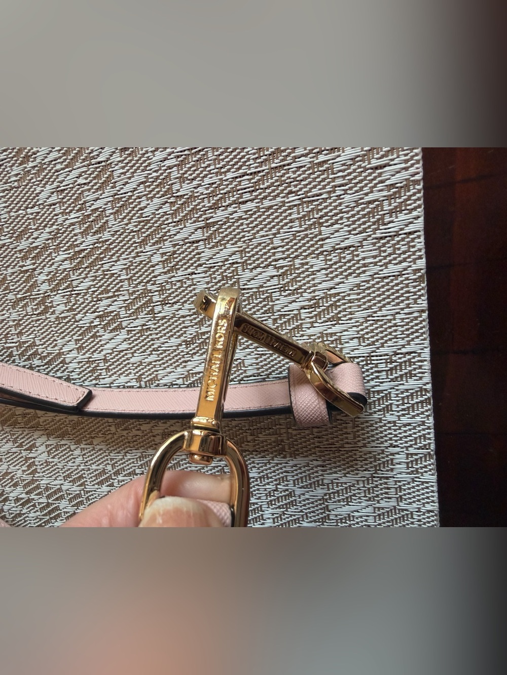 Michael Kors pink/gold saffiano leather crossbody strap - Picture 7 of 8